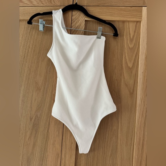 Show Me Your MuMu White one shoulder bodysuit, new without tags - Picture 3 of 4